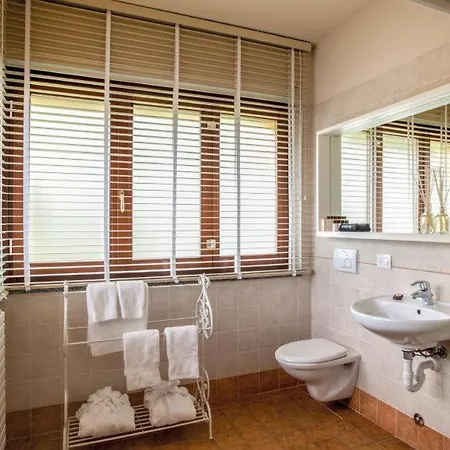 Sleeps 8 Pool Air Con Wifi